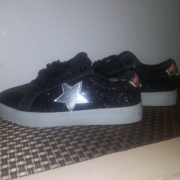 Size 10 Black Tennis Shoes - Picture 1 of 4